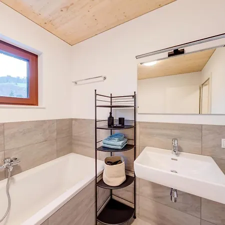 Urban-apartmenthaus Zwischen Berg Und Apartman